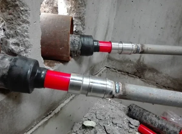соединение Изопрофлекс со стальной трубой